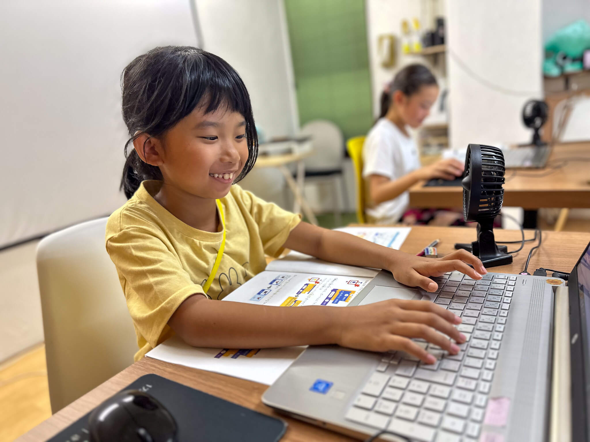 笑顔でプログラミングに取り組む生徒