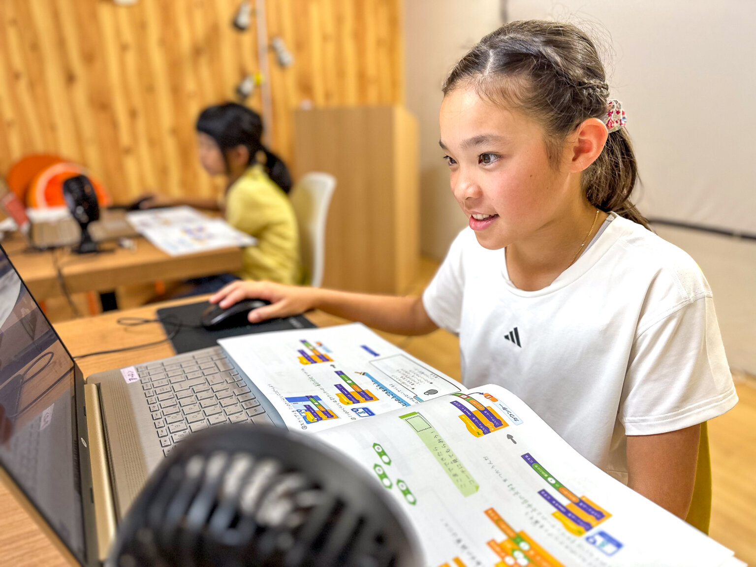 Scratchで作品を制作する子ども