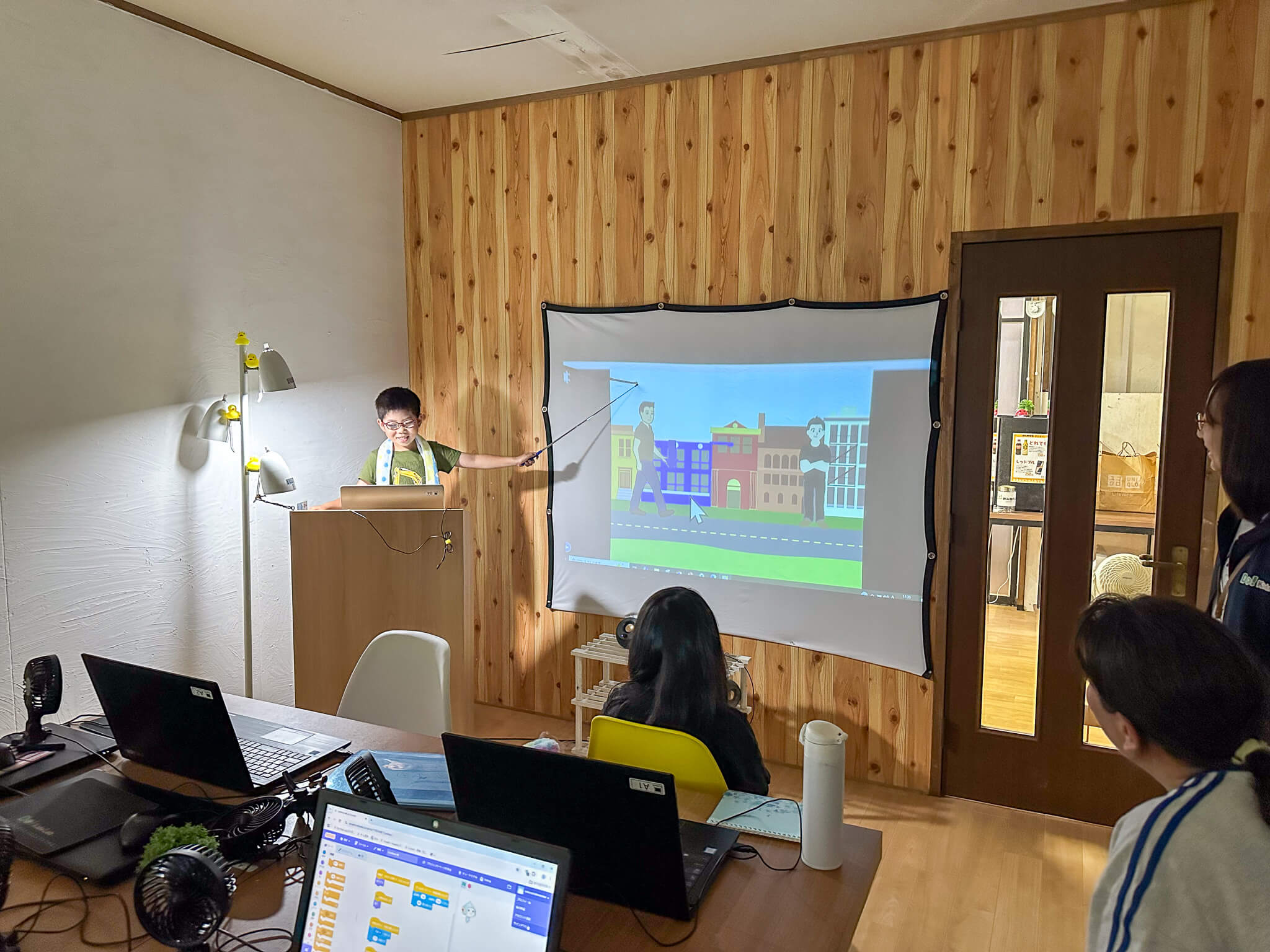 自分で作った作品を発表するDo! Kids Labの生徒